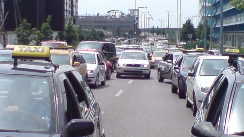 Stávka řidičů taxi na pražském letišti Ruzyně