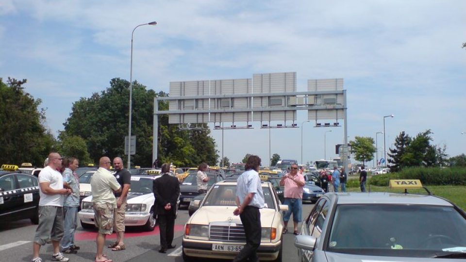 Stávka řidičů taxi na pražském letišti Ruzyně