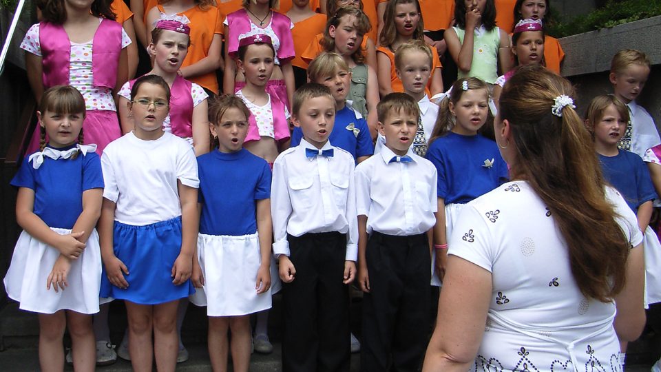 Při roveňské škole vede Eva Machačová dva dětské sbory Poupátko a Včelku, děti při slavnosti zazpívaly pro tuto příležitost složenou školní zdravici