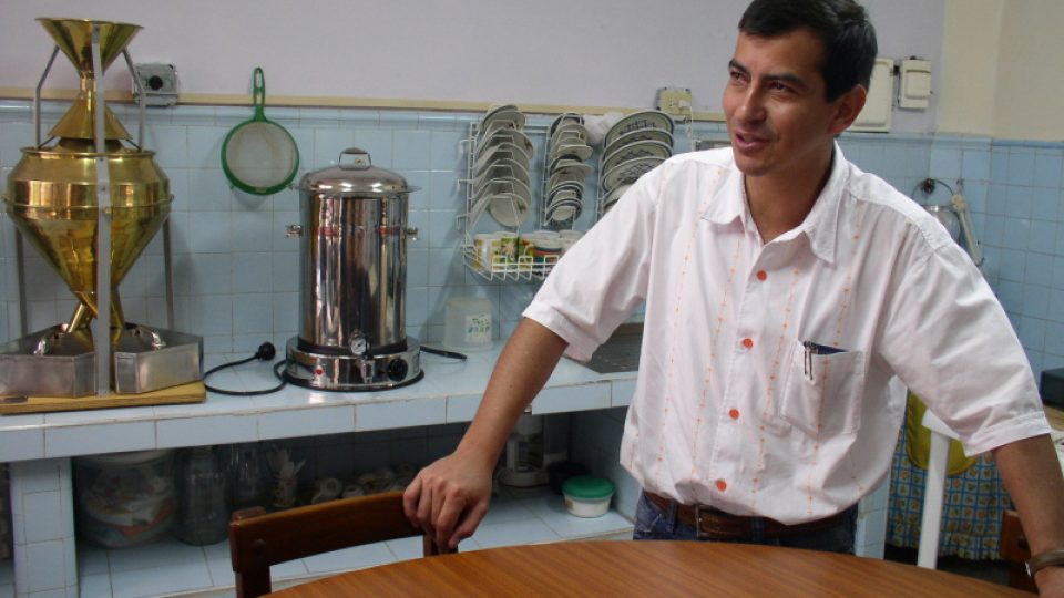 René Ausecha, ředitel organizace COSURCA, v laboratoři, kde se určuje kvalita vykupované kávy