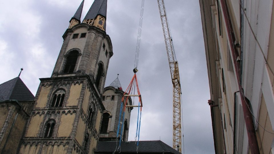 Stavební práce na nových věžích kostela svatého Mikuláše v historickém centru Chebu