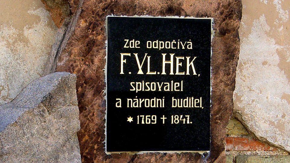 Památník F.Vl.Heka, kterého si vzal za přelohu ke své kronice F.L.Věk Alois Jirásek, se nachází u kostelní zvonice v Letohradě