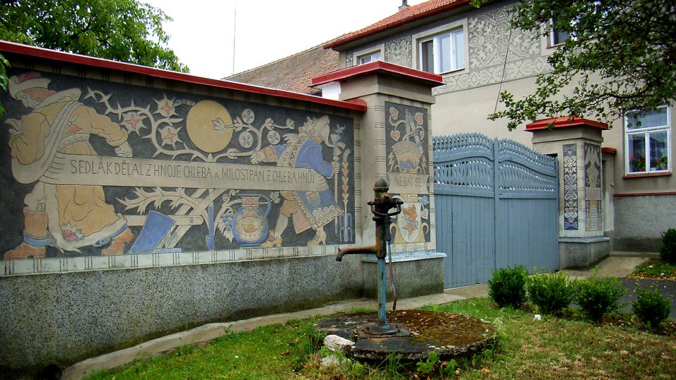Prof. Alois Mudruňka realizoval sgrafita na svém rodném domě jako první v Uhersku v roce 1922