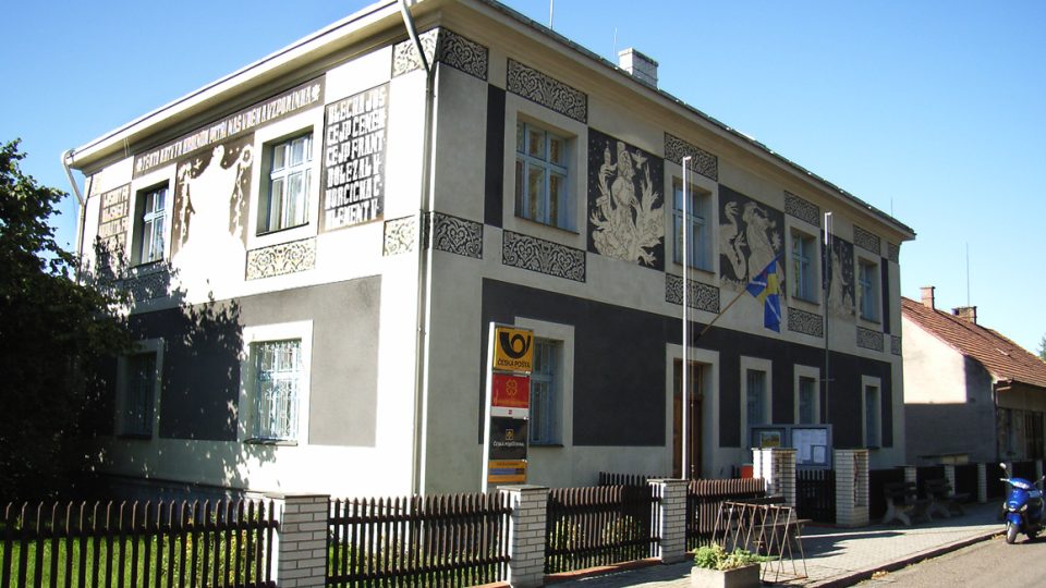 Sgrafita na Obecním domě v Uhersku, kde je dnes obecní úřad, pošta a knihovna, realizoval prof. Mudruňka v roce 1924