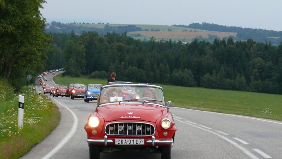 Účastníci spanilé jízdy v koloně před Strážkovicemi