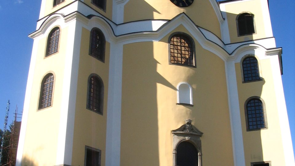 Kostel v Neratově - opravené průčelí