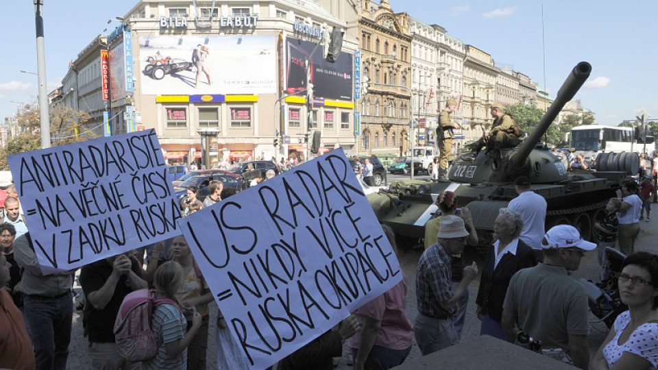 Demonstranti a tank u Národního muzea