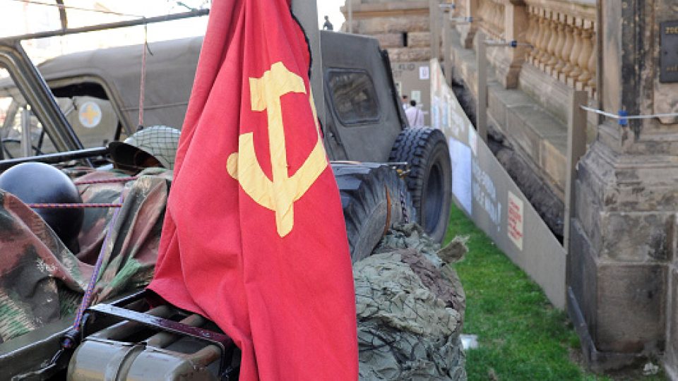 Sovětská vlajka na dobovém vojenském vozidle před Národním muzeem