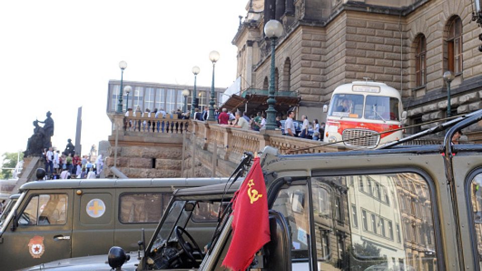 Dobová vojenská a civilní vozidla před Národním muzeem