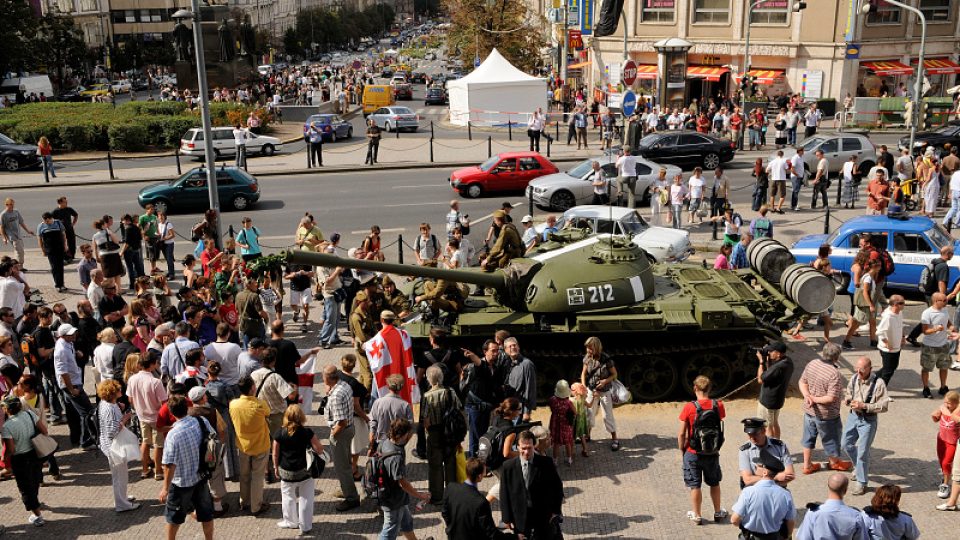 Okupační tank číslo 212 se po 40 letech vrátil před Národní muzeum