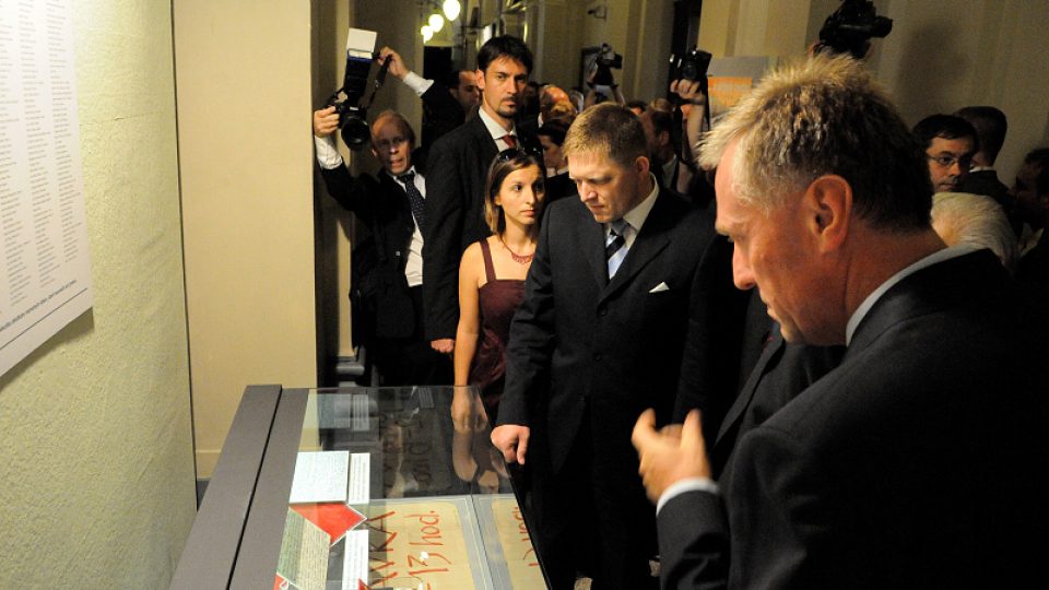 Slovenský premiér Robert Fico (uprostřed) a jeho český protějšek Mirek Topolánek (vpravo) na výstavě "...a přijely tanky" v Národním muzeu
