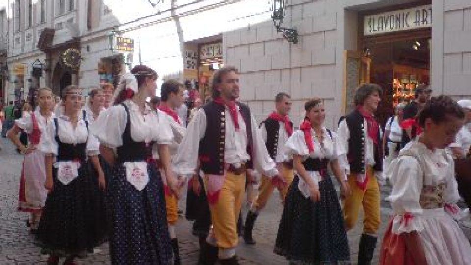 Slavnostní průvod folklorního festivalu Pražský jarmark