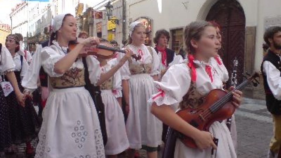 Slavnostní průvod folklorního festivalu Pražský jarmark