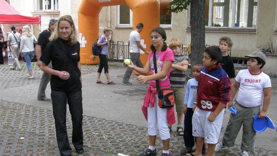 Soutěže pro děti - házení míčkem - asistuje asistentka Andrea Nádeníková.