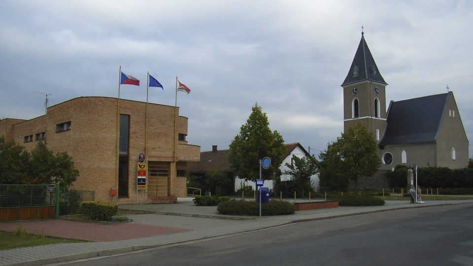 Střed obce Dříteč s obecním domem a kostelem sv. Petra a Pavla z roku 1336