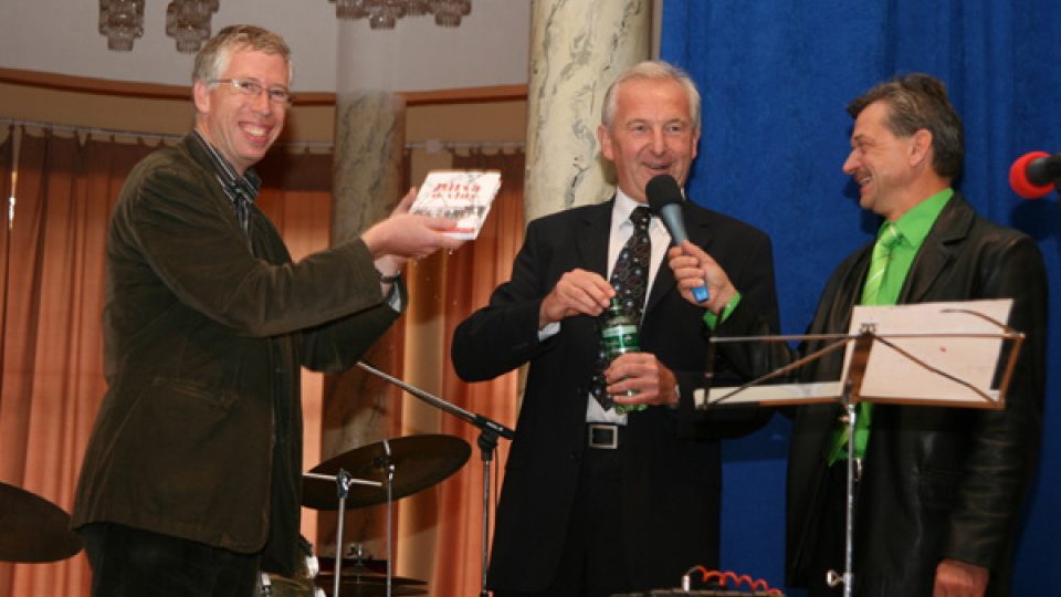 Autor knihy vlevo,  Josef Rambousek g.ř. Lázní Poděbrady a Niroslav Dittrich