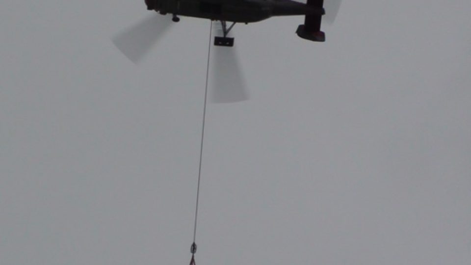 Vrtulník Kamov Ka-32A1 usazuje anténu na vrchol žižkovské televizní věže