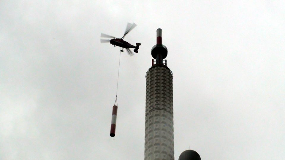 Vrtulník Kamov Ka-32A1 vynáší anténu na vrchol žižkovské televizní věže