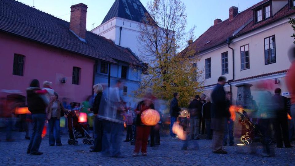 Lampionový průvod prochází Příhrádkem