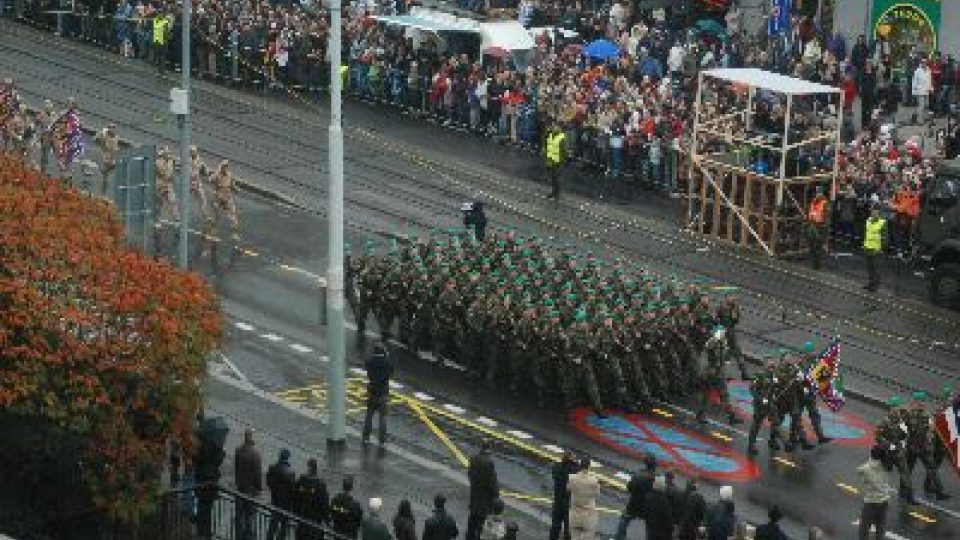 Vojenská přehlídka na Evropské třídě