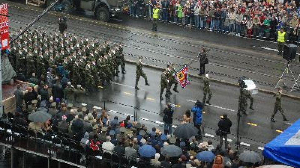 Vojenská přehlídka na Evropské třídě