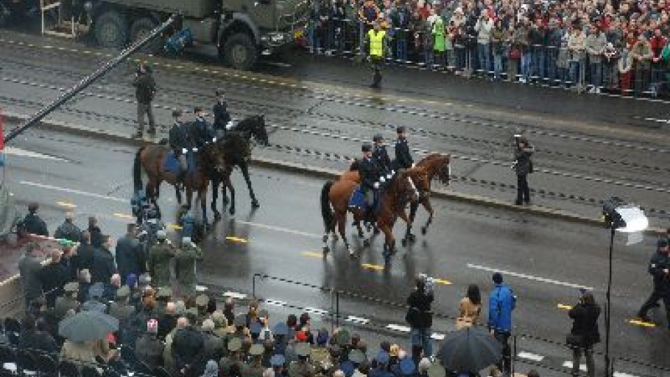 Vojenská přehlídka na Evropské třídě