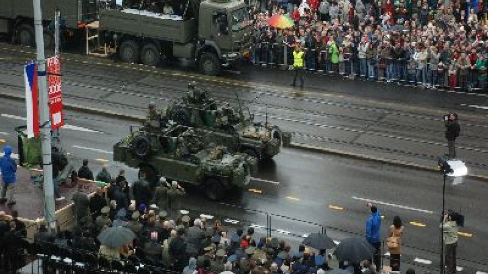 Vojenská přehlídka na Evropské třídě