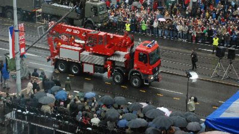 Vojenská přehlídka na Evropské třídě