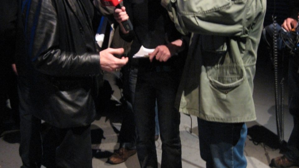 Bryan Talbot odpovídá novinářům 00812767.jpeg