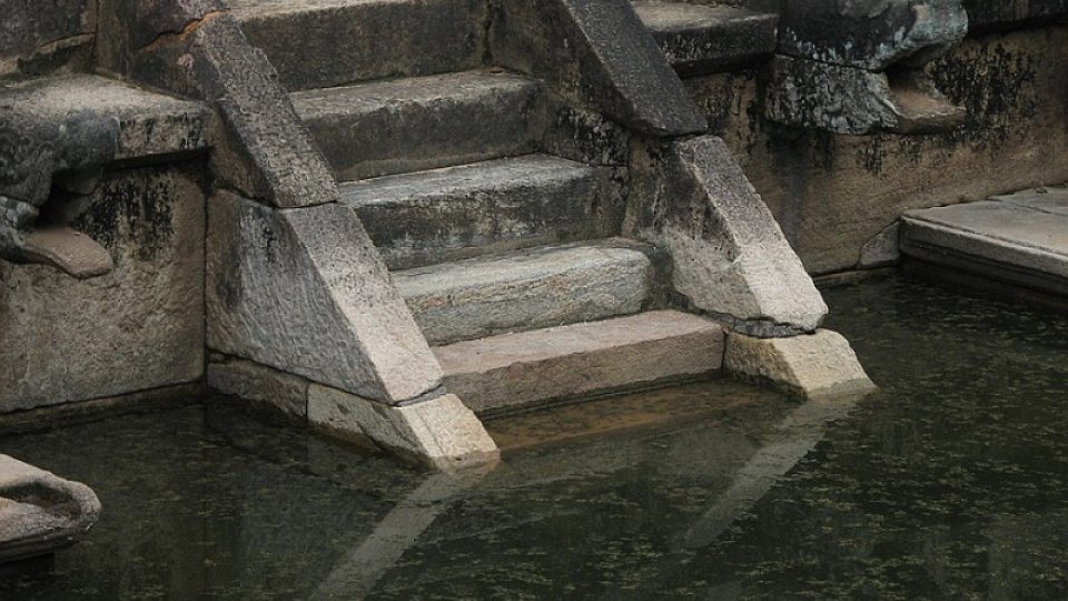 V chrámech je voda klidná, moře okolo Srí Lanky tolik ne