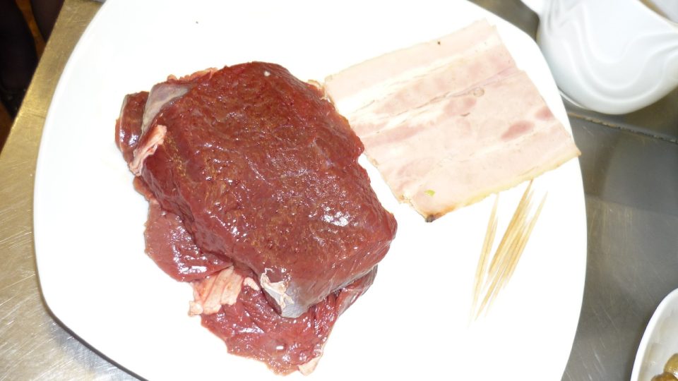Na závitky použijeme kvalitní maso z jeleního hřbetu.Nejen že výtečně chutná, ale i jeho tepelná úprava je krátká. Můžete ale použít i hovězí nebo vepřové maso.