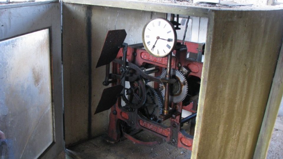 Původní hodinový stroj věžních hodin od hodináře Adámka z Čáslavi