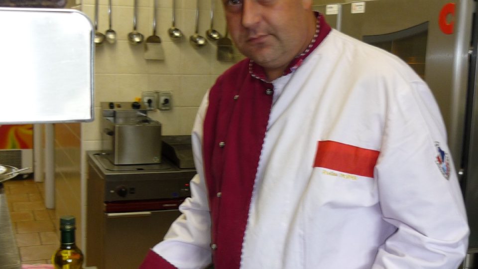 Kuchyni olšinského statku kraluje šéfkuchař Radim Parwa.