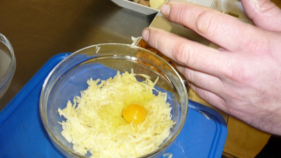Do brambor přidáme jedno celé vejce, mouku není třeba přidávat, placičky budou držet bez problémů pohromadě i bez ní.
