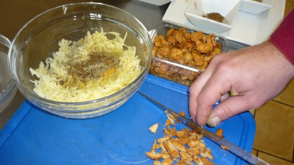 Škvarky nakrájíme na drobné kousky a přidáme do brambor - dají plackům lahodnou chuť i vůni.