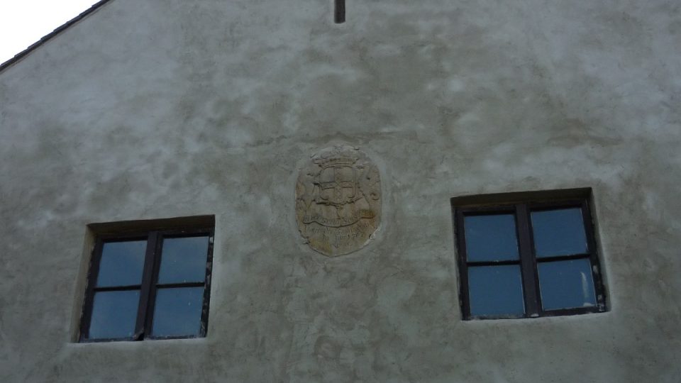 Památeční erb v průčelí Dvoru Olšiny pochází z 18.století a díky němu je tento objekt zařazen mezi karvinské kulturní památky.