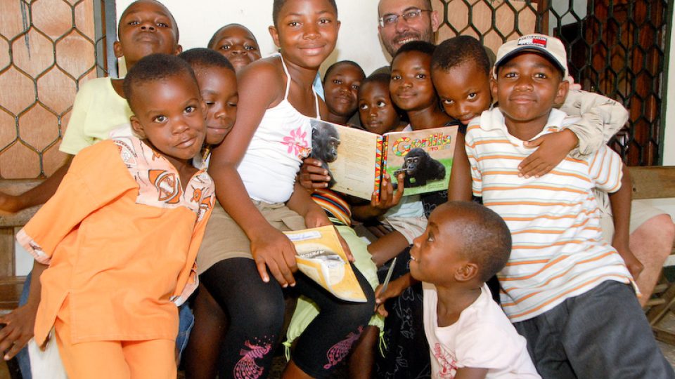 Autor pohádek Miroslav Bobek v obležení afrických dětí