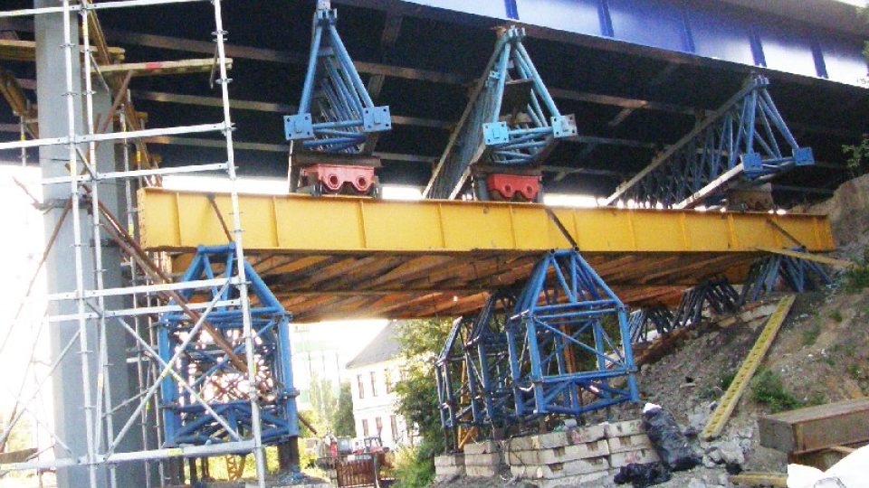 Zajištění mostu nad tratí ve Studénce