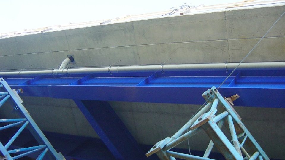 Zajištění mostu nad tratí ve Studénce
