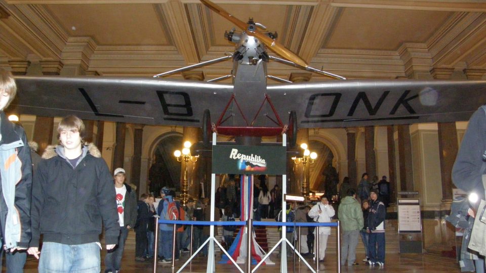 Pohled na letadlo zavěšené ve vstupní hale Národního Muzea