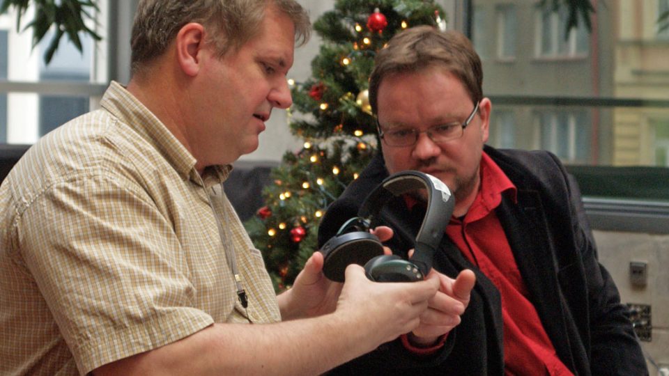 Pavel Kudrna a Robert Tamchyna zkoumají sluchátka