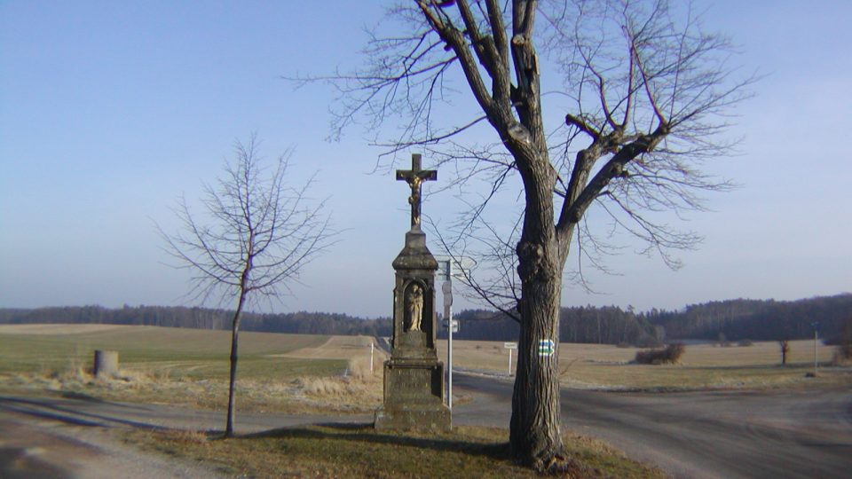 Jedinou památkou v Poběžovicích je kříž na rozcestí z roku 1877