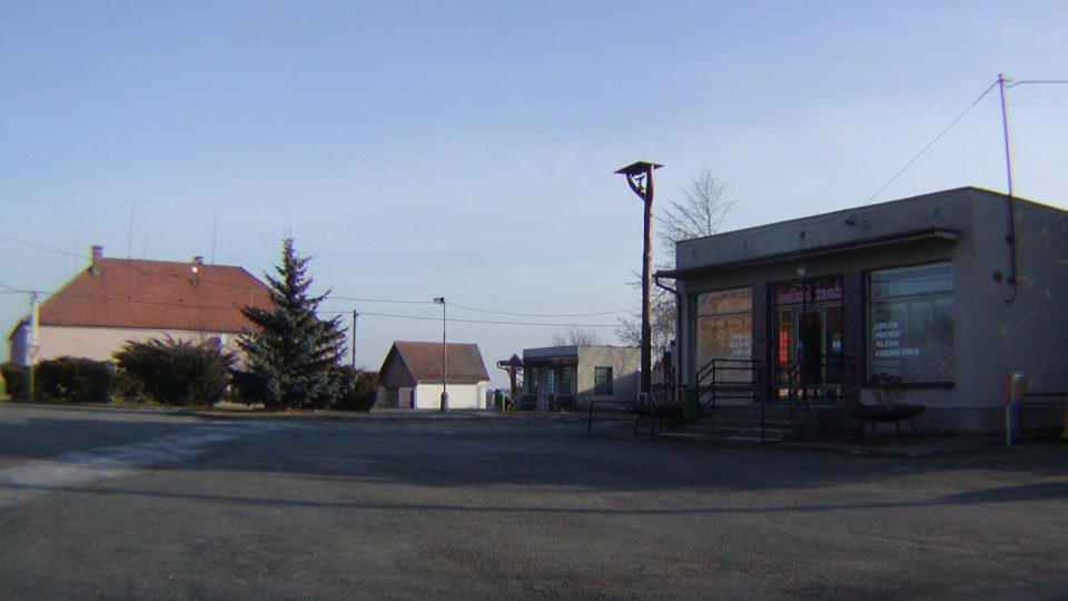 Poběžovická náves s obchodem a zvoničkou