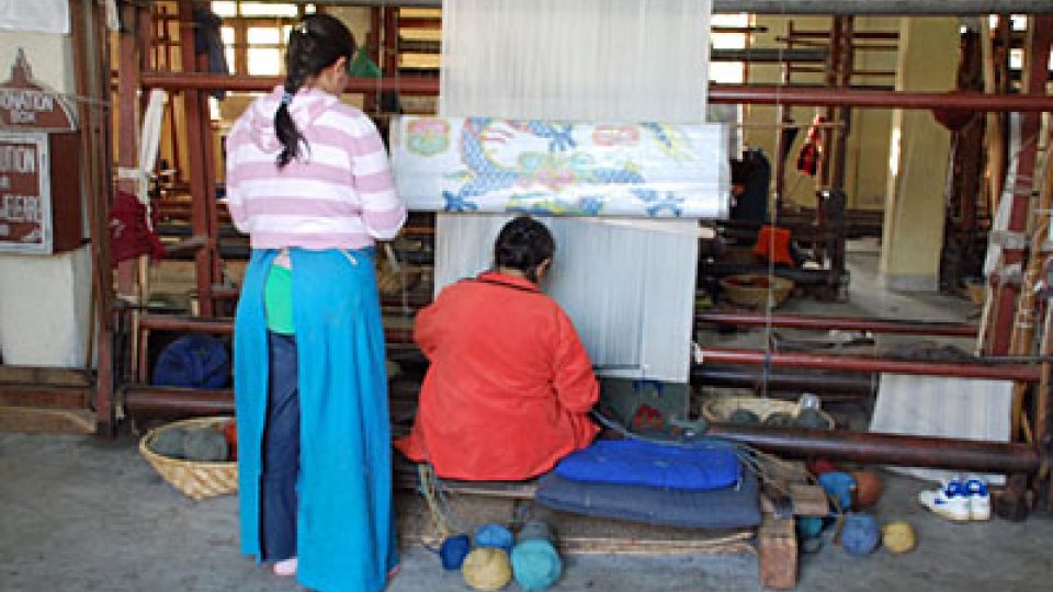 Výroba tibetských koberců v Nepálu
