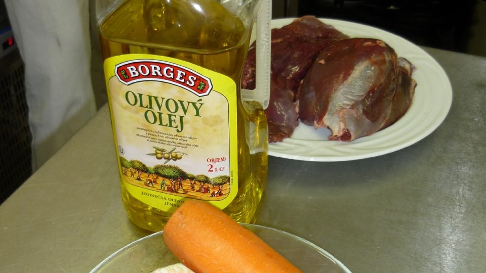 Maso naložíme do olivového oleje s kořenovou zeleninou
