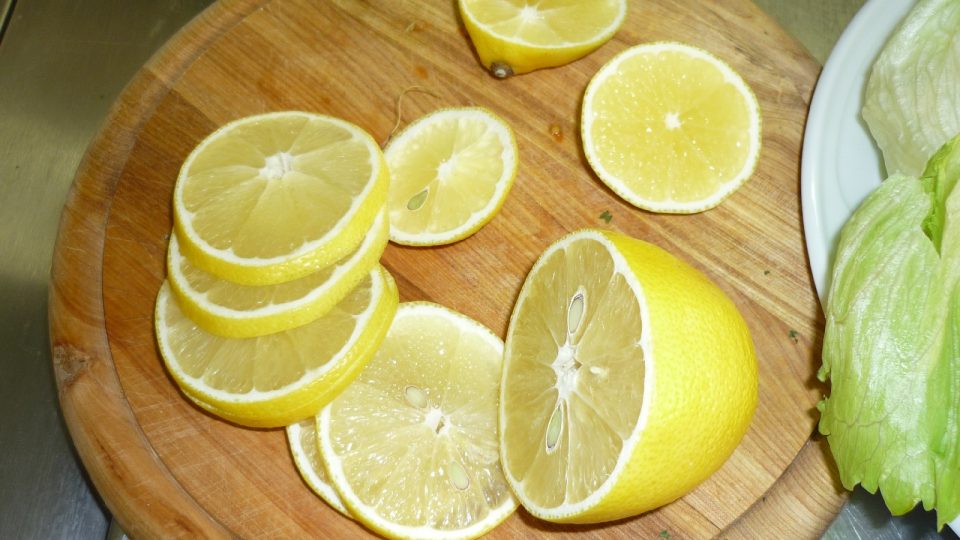 Směs ochutíme dobře omytým citronem nakrájeným na kolečka
