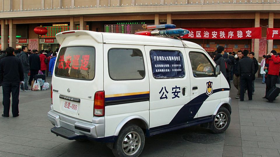 Policejní vůz před pekingským nádražím
