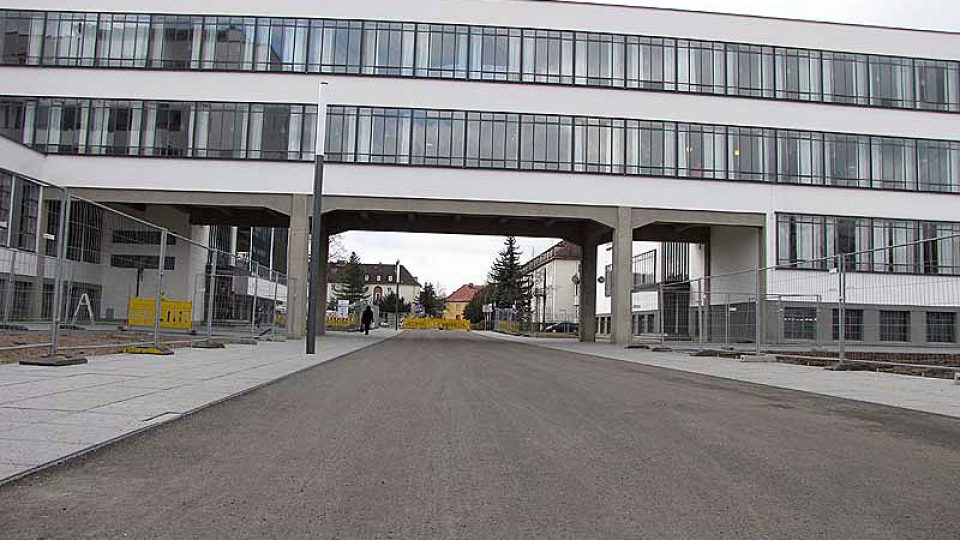 Mostek mezi budovami školy Bauhaus