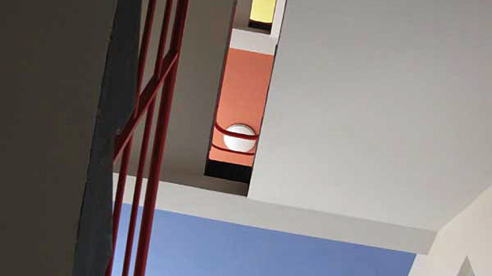 Barevné řešení schodiště školy Bauhaus