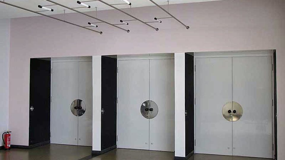 Dveře v budově školy Bauhaus